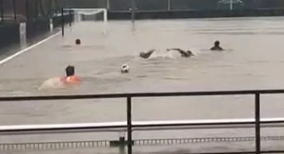 영국의 비리그 선수들이 축구장이 수영장으로 변하자 축구대신 수구를 하고 있다./소셜미디어