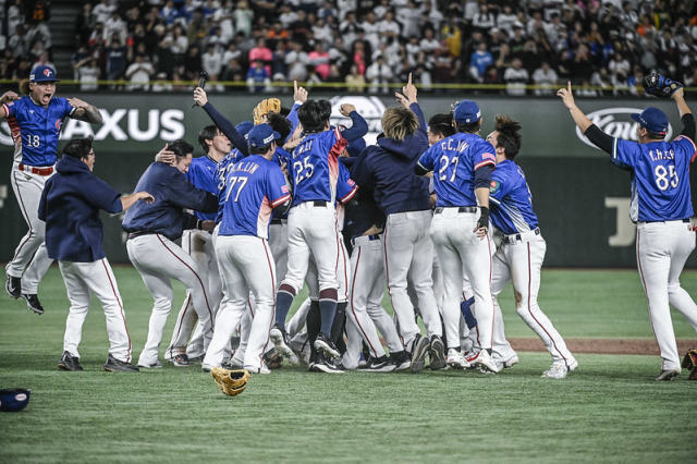 대만 대표팀이 24일 일본 도쿄돔에서 열린 일본과 2024 세계야구소프트볼연맹(WBSC) 프리미어12 결승전에서 우승을 차지한 뒤 그라운드로 나와 환호하고 있다. /WBSC