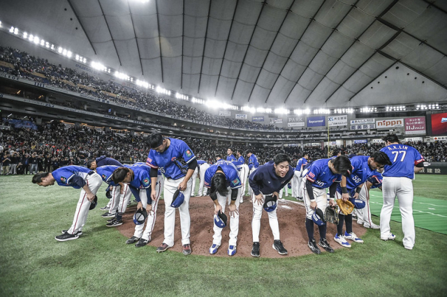 대만 대표팀이 24일 일본 도쿄돔에서 열린 일본과 2024 세계야구소프트볼연맹(WBSC) 프리미어12 결승전에서 우승을 차지한 뒤 팬들에게 인사하고 있다./WBSC