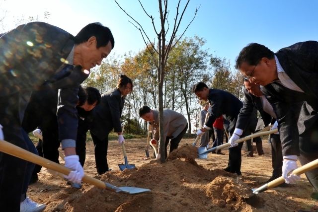 농심이 22일 전북 완주군 국립농업과학원에서 양봉연구 발전을 위해 꿀샘식물 식재 행사를 진행했다./농심