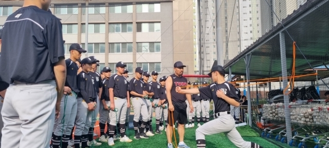 김용일 코치가 유소년들을 지도하고 있다./KBO