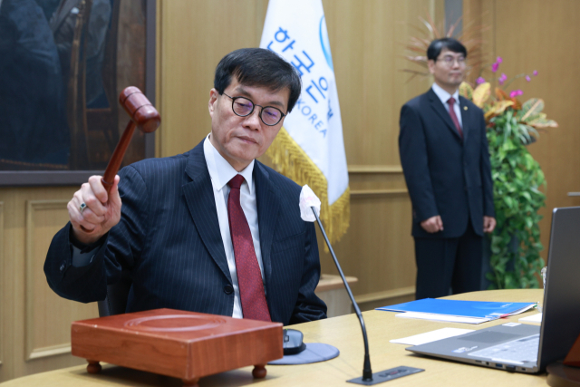 28일 이창용 한국은행 총재가 의사봉을 두드리고 있다./한국은행