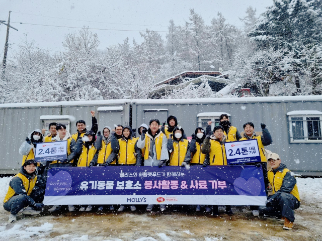 지난 27일 이마트 몰리스 임직원과 하림펫푸드 임직원 등 40여명이 유기동물 사료 기부와 함께 봉사활동을 진행했다./이마트