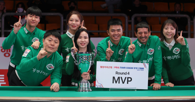 하나카드 선수단이 우승 시상식 후 기념 사진을 찍고 있다./PBA