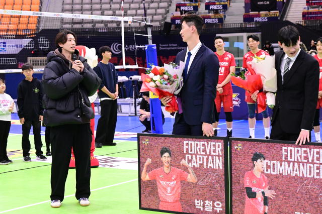 대한항공 한선수가 박철우와 김광국의 은퇴식에 직접 참석해 축하말을 전하고 있다./ 한국배구연맹(KOVO)