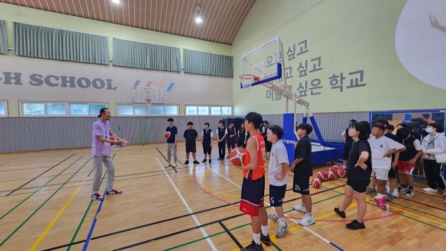 한기범(왼쪽) 전 농구 선수가 아이들에게 교육을 펼치고 있다. /체육공단 제공