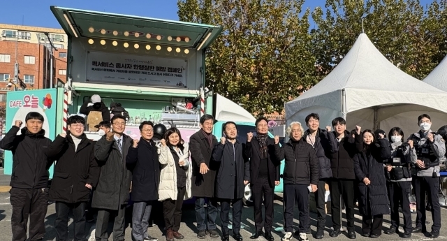 고광재 안전보건공단 서울광역본부장(왼쪽 일곱번째)이 4일 서울 고속터미널에서 겨울철 한파 대비 한랭질환 예방 합동 캠페인을 실시 후 참가자들과 파이팅을 외치고 있다./안전보건공단 서울광역본부