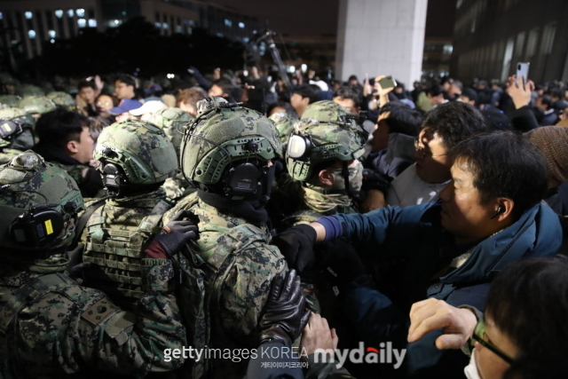 지난 3일 비상계엄 선포 당시 국회 모습 / 게티이미지코리아