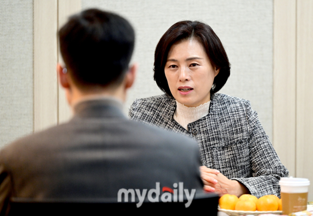 김숙영 한국직업건강간호협회 회장이 본보와의 인터뷰에서 보건관리자 선임 업종 확대, 적정 인원 배치, 고용 안정화의 중요성을 강조하고 있다./유진형 기자