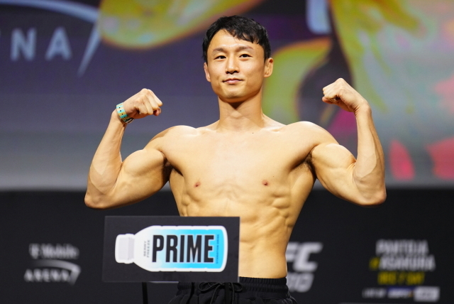 여유 있게 계체를 통과한 최두호. /UFC 제공