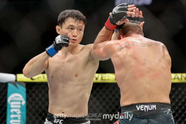 최두호가 UFC 310에서 랜드웨어의 안면에 펀치를 작렬하고 있다. /게티이미지코리아