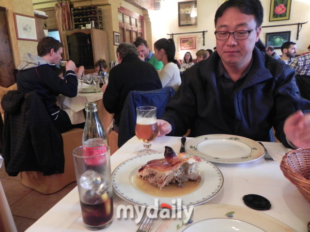 우리는 2인분을 시켰으므로 통돼지 한 마리가 나오지는 않았다. 코치니요 아사도는 우리에게 ‘맛은 있지만, 마음은 불편한 음식’이었다. /신양란 작가