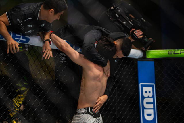 알지로를 꺾은 뒤 감격의 포옹을 나누는 정찬성(위)과 최두호. /UFC 제공