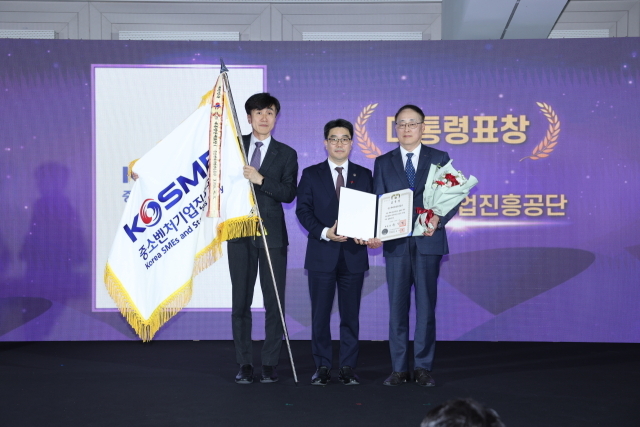 이병철 중진공 부이사장(오른쪽)이 지난 11일 열린 2024년 벤처창업진흥 유공에서 대통령표창을 수상 후 기념촬영을 하고 있다. /중진공