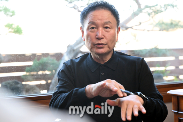 허정무 후보가 투명하고 소통하는 경영에 대해서 설명하고 있다. /방배동=곽경훈 기자