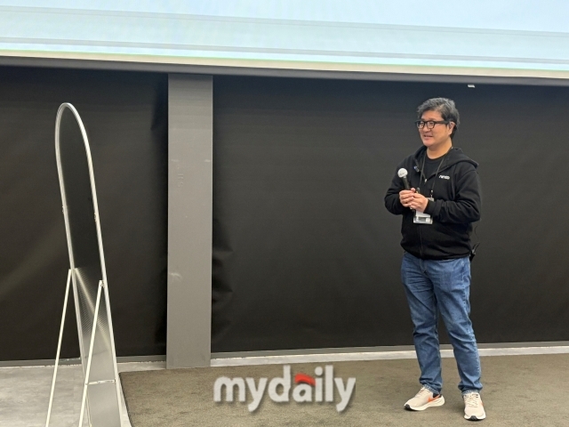 정진욱 시어스랩 대표가 거울 앞에서 에이아이눈 시연을 진행하고 있다. /박성규 기자