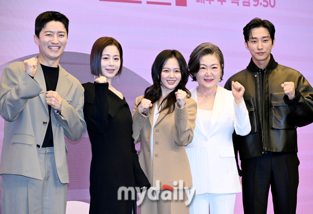 왼쪽부터 인교진, 서영희, 정지소, 김해숙, 진영 / 송일섭 기자(andlyu@mydaily.co.kr)