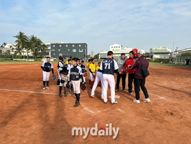 대한유소년야구연맹 18기 국가대표팀이 2일차에 3승 1무 2패로 근소한 우위를 점했다./타이난(대만)=노찬혁 기자