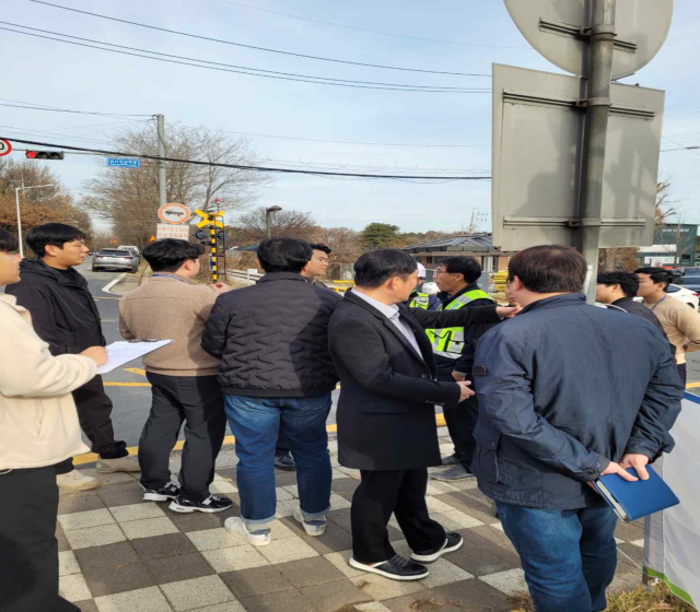 국가철도공단 수도권본부와 고양시청, 고양경찰서가 함께 교외선 교통신호와 건널목 안전장치 연동이 적절히 이루어졌는지 합동 점검하기 위해 모였다./국가철도공단 수도권본부