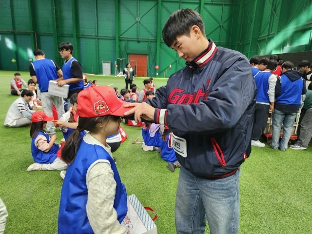 롯데 선수들이 초록우산어린이재단 초청아동과 뜻깊은 시간을 보냈다./롯데 자이언츠