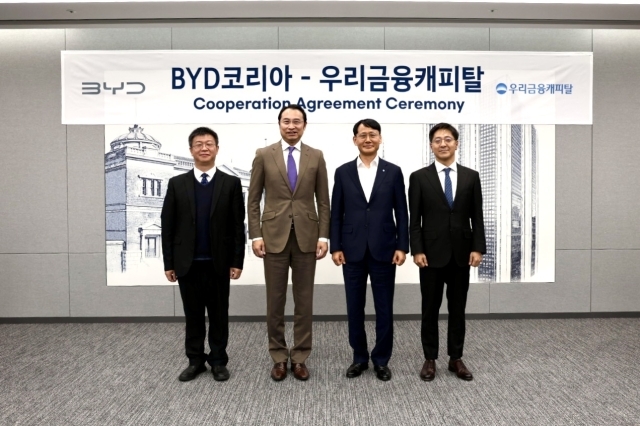 (왼쪽부터) BYD코리아 딩하이미아오 대표, BYD 아시아태평양 자동차 영업사업부 류쉐량 총경리, 우리금융캐피탈 정연기 대표, BYD코리아 조인철 승용부문 대표 /BYD코리아