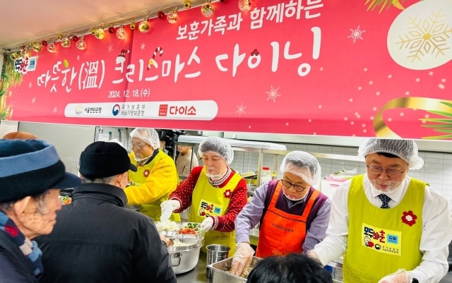 지난 18일 왼쪽부터 아성다이소 관계자, 강정애 국가보훈부 장관, 허기복 밥상공동체 연탄은행 대표, 전종호 서울지방보훈청장 등이 국가유공자 어르신께 점심을 배식하고 있다. /아성다이소