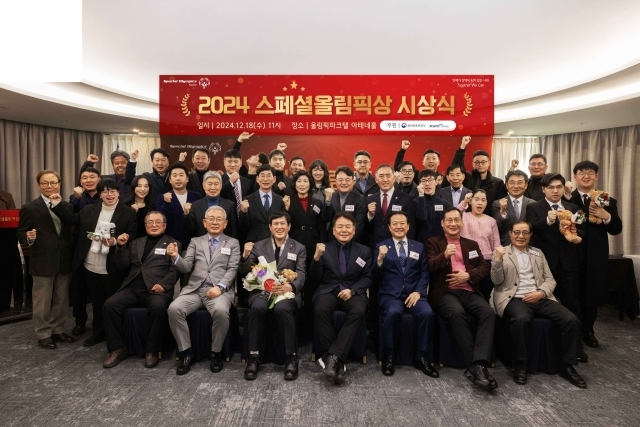 18일 서울 올림픽파크텔에서 열린 ‘2024 스페셜올림픽상 시상식’에서 수상자들이 단체 사진을 촬영하고 있다./스페셜올림픽코리아