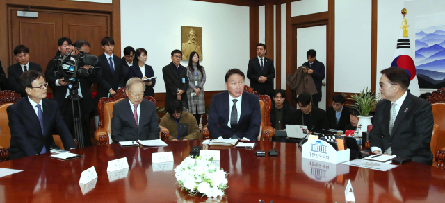 우원식 국회의장과 경제단체장들이 기념촬영을 하고 있다. 왼쪽부터 손경식 경영자총협회 회장, 최태원 대한상의 회장, 우원식 국회의장, 김기문 중소기업중앙회 회장, 윤진식 무역협회 회장./대한상의