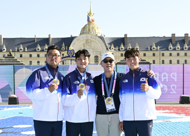 정의선 회장(오른쪽에서 두 번째)이 2024 파리올림픽에서 남자 단체전 금메달을 따낸 대표팀과 함께 프랑스 파리 앵발리드에서 기념 촬영을 하고 있다. /현대자동차그룹