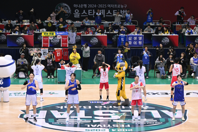 함께 준비한 춤을 선보인 한국과 일본 올스타./WKBL