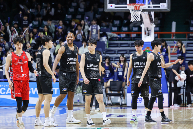 부산 KCC 선수단./KBL 