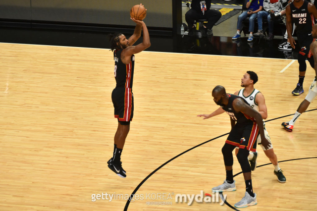 NBA 선수들이 3점슛을 날리고 있다./게티이미지코리아