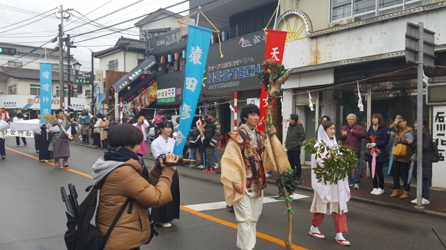 다카치호 협곡으로 가는 길에 볼 수 있는 ‘키하치의 힘바위(鬼八の力石)’는 무게가 200톤에 달하는 큰 바위이다. 요괴 키하치가 던진 것이라고 하는데, 금줄을 둘러놓은 것으로 보아 일본인들은 이 바위를 특별하게 여기는 듯했다./신양란 작가