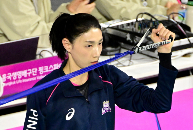 최근 3연패에 빠진 흥국생명 김연경이 GS칼텍스와의 경기를 앞두고 웃음기 사진 얼굴로 훈련하고 있다 / KOVO(한국배구연맹)