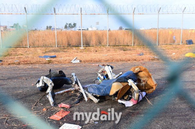 지난 29일 오전 전남 무안국제공항으로 착륙하던 방콕발 제주항공 2216편이 랜딩기어 고장으로 동체 착륙을 하던 중 활주로를 이탈해 울타리 외벽과 충돌한 뒤 큰 폭발 했다. 사고 하루가 지난 30일 오전 공항 외곽 철조망 너머까지 비행기 잔해물들이 떨어졌다. /곽경훈 기자