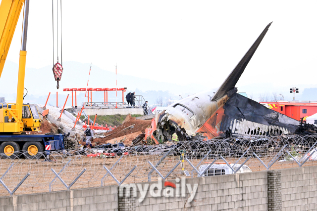 지난 29일 오전 전남 무안국제공항으로 착륙하던 방콕발 제주항공 2216편이 랜딩기어 고장으로 동체 착륙을 하던 중 활주로를 이탈해 울타리 외벽과 충돌한 뒤 큰 폭발 했다. 사고 하루가 지난 30일 오전 소방당국이 추가 수색을 하고 있다. /곽경훈 기자