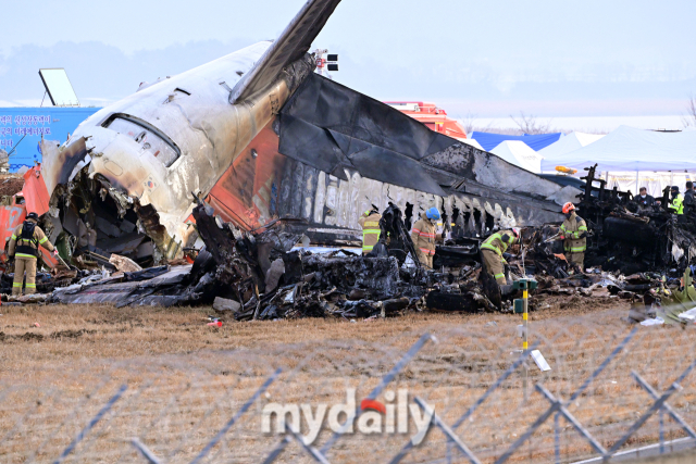 지난 29일 오전 전남 무안국제공항으로 착륙하던 방콕발 제주항공 2216편이 랜딩기어 고장으로 동체 착륙을 하던 중 활주로를 이탈해 울타리 외벽과 충돌한 뒤 큰 폭발 했다. 사고 하루가 지난 30일 오전 소방당국이 추가 수색을 하고 있다. /곽경훈 기자