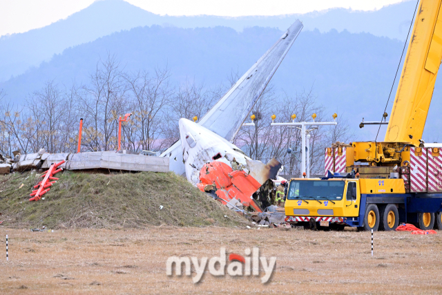 지난해 12월 29일 오전 전남 무안국제공항으로 착륙하던 방콕발 제주항공 2216편이 랜딩기어 고장으로 동체 착륙을 하던 중 활주로를 이탈해 울타리 외벽과 충돌한 뒤 큰 폭발 했다. 사고 하루가 지난해 12월 30일 오후 소방당국이 추가 수색을 하고 있다. /곽경훈 기자