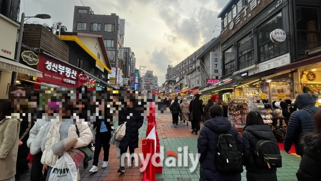 홍대 레드로드. 평소에 비해 사람이 적다. /심지원 기자