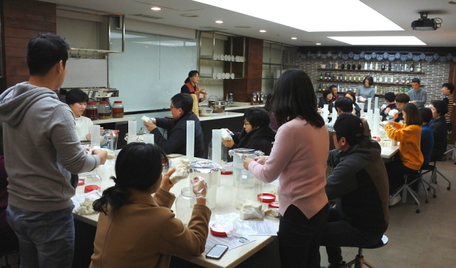 오는 11일 서울 강남구 삼성동 국순당 ‘우리술 아름터’에서 설맞이 차례주 빚기 체험 교실이 진행된다. /국순당