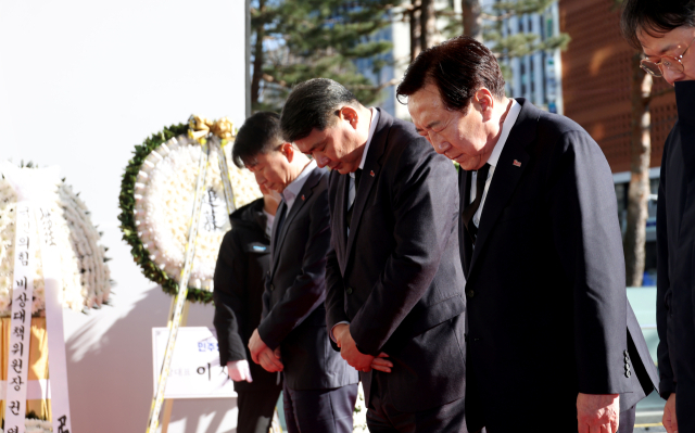 김기문 중소기업중앙회 회장이 2일 서울시청 본관 앞에 마련된 제주항공 참사 희생자 합동 분향소에서 조문하고 있다. /중기중앙회