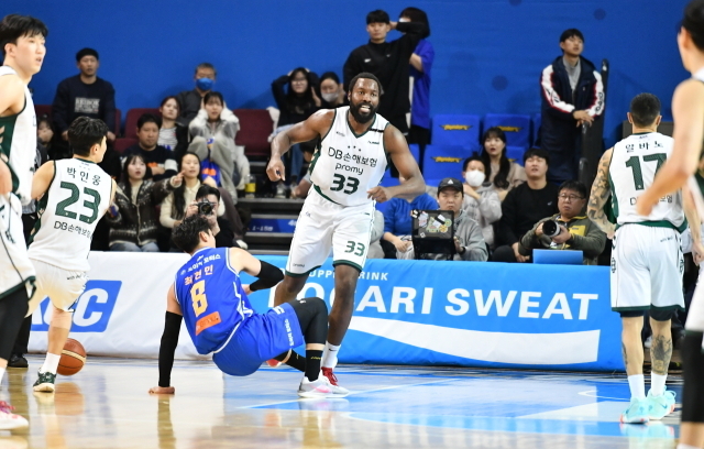 원주 DB가 서울 삼성을 80-79로 제압했다./KBL