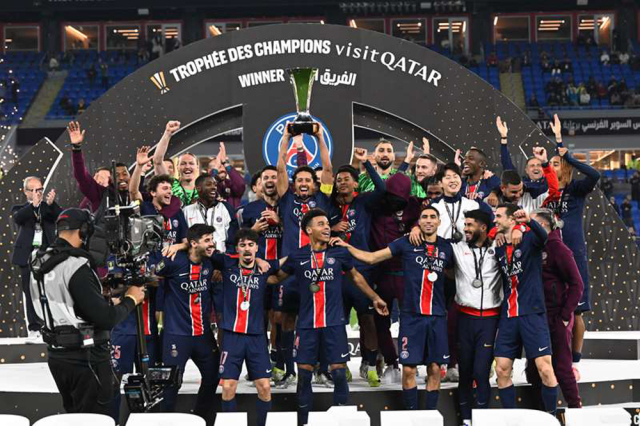 이강인을 포함한 PSG 선수들이 6일 트로페 데 샹피옹 우승 세리머니를 펼치고 있다. /PSG 제공