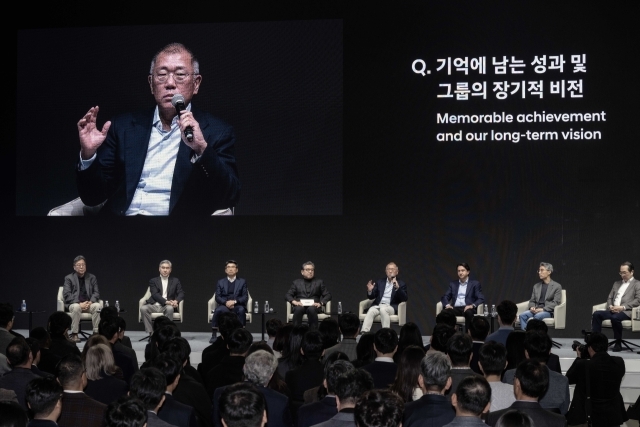 경기도 고양시 현대모터스튜디오에서 6일 열린 현대차그룹 2025년 신년회에서 정의선 회장과 그룹 경영진들이 올해 경영환경과 그룹의 방향성에 대해 임직원들에게 직접 설명하는 HMG 라운드 테이블이 열렸다. HMG 라운드 테이블에서 질문에 답하고 있는 정의선 회장. /현대차그룹