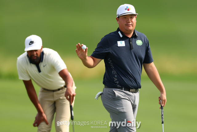 임성재(오른쪽)가 6일 끝난 2025 PGA 투어 더 센트리에서 퍼트에 성공한 후 공을 집어들고 있다. /게티이미지코리아