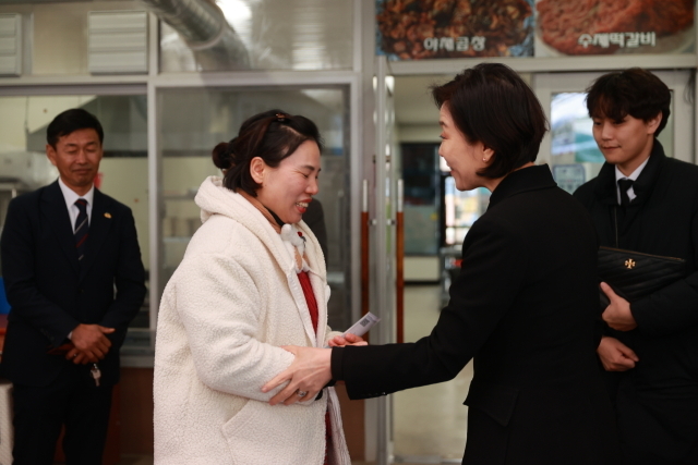 오영주 중소벤처기업부 장관이 7일 전남 무안전통시장을 방문해 장을 보며 시장 상인을 격려하고 있다. /중기부