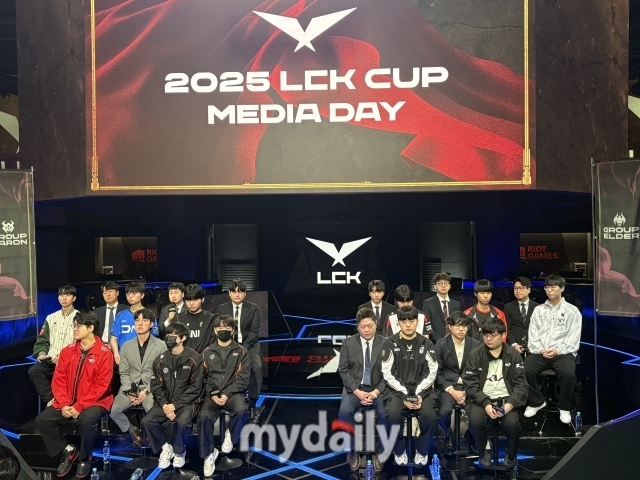 8일 서울 종로 LCK 아레나에서 진행된 2025 LCK컵 미디어데이에서 각 팀 선수와 감독이 질문에 답하고 있다. /박성규 기자