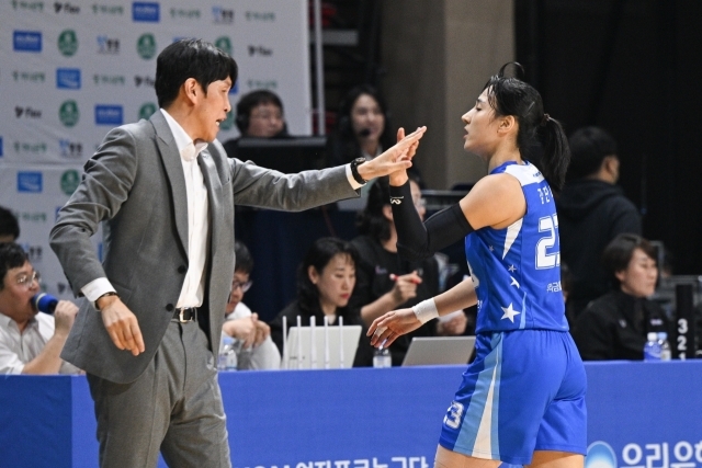 우리은행 위성우 감독과 김단비/WKBL