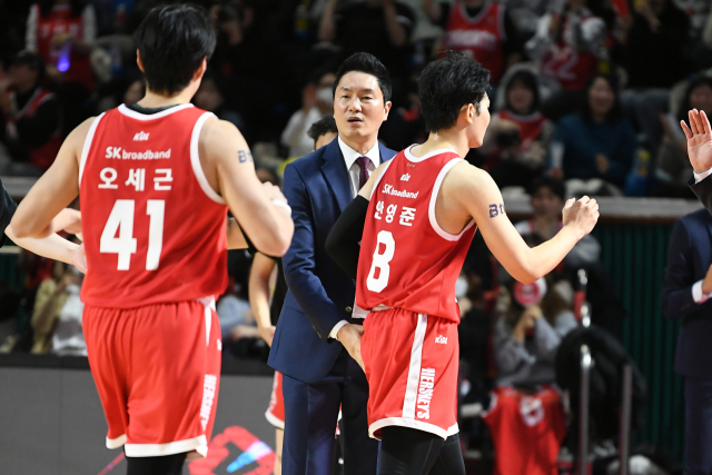 서울 SK가 울산 현대모비스를 꺾고 6연승을 달렸다./KBL