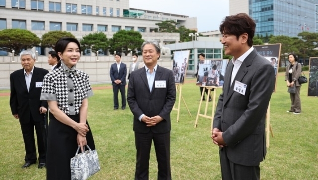 윤석열 대통령 부인 김건희 여사가 박찬욱 감독에게 자신을 주인공으로 한 영화를 찍으면 어떻겠냐고 제안했었다는 의혹이 제기됐다. 김 여사가 2022년 6월12일 서울 용산 대통령실 잔디광장에서 열린 칸 영화제 수상기념 영화 관계자 초청 리셉션 및 만찬에서 배우 송강호, 박찬욱 감독과 대화하고 있다. /사진=대통령실